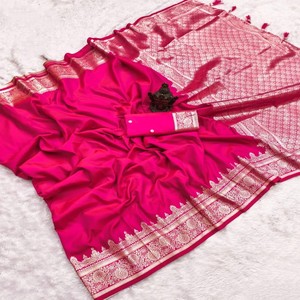 ผ้าไหมบาแนรัสแท้ VASTRA COTTAGE พร้อมลายปักด้วยด้ายซารีทั่วผืน ดีไซน์หรูหราด้วยพัลลูที่สวยงาม และเสื้อไหมเนื้อนุ่มเข้าชุดกัน - Product Image 4