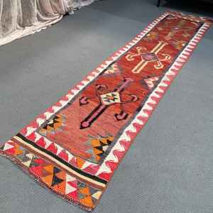 Tapis turc 2,5 x 10,6 pieds, tapis vintage, tapis à bordure rouge en laine - Product Image 4