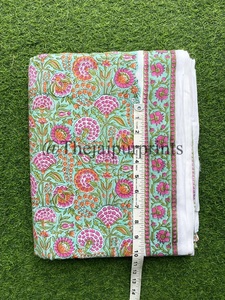 ผ้าฝ้ายพิมพ์ลายดอกไม้แบบแฮนด์บล็อกจากอินเดีย ขายส่งจำนวนมาก เหมาะสำหรับตัดเย็บเสื้อผ้าเด็กผู้หญิงและทำกระเป๋า - Product Image 2