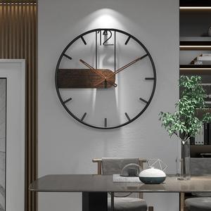 Horloge murale élégante en métal et en bois, au design intemporel et d'une fiabilité moderne, fabriquée avec soin par des artisans indiens compétents. - Product Image 2