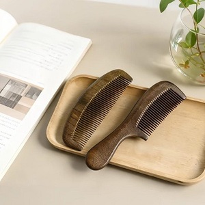 Peigne de massage des cheveux avec logo personnalisé en bois de sandale nouveau style pour femmes et filles pour décoration murale - Product Image 5