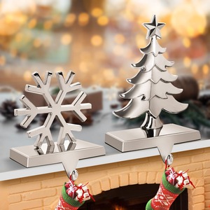 Santa Workshop Christmas Stocking Holder Soporte de metal Mantel Chimenea Decoración Festiva Elfo Copo de nieve Reno Stocking Hanger - Product Image 1