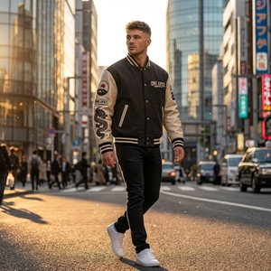 Blouson universitaire premium en cuir crème noir avec corps en laine et patchs brodés, style bomber, streetwear universitaire, personnalisable OEM ODM - Product Image 3