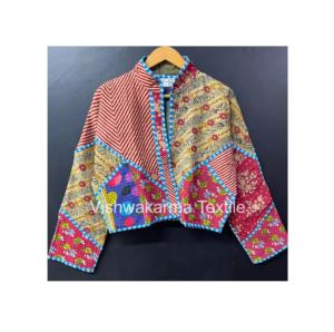 Veste courte matelassée vintage éco-responsable pour femmes, faite à la main en Inde avec poche, manteau d'automne et d'hiver - Product Image 1