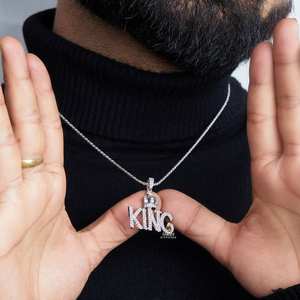 Colgante Hip Hop King Letter Hecho en oro blanco de 10kt y diamantes de moissanita de corte brillante redondo para unisex - Product Image 6