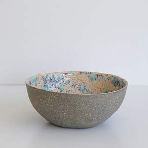 Elegante cuenco de cerámica con acabado de porcelana y bordes redondeados ideal para cenas especiales o entretenimiento de temporada - Product Image 3