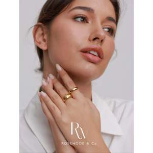 Anello a Cupola Audace Placcato Oro 18K, Antiossidante, Impermeabile, con Intarsio a Croissant, Elegante Regalo - Product Image 4