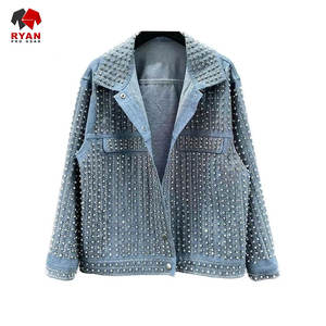 Veste en jean pour femmes conçue pour la mode moderne avec du denim de haute qualité et une tenue durable - Product Image 1