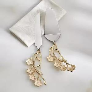 Juego de cuchillos y servidores de latón para pasteles Ideal para bodas, fiestas y eventos - Product Image 4