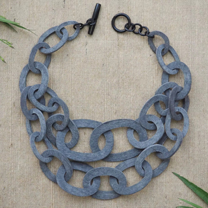 Collar de Lujo Hecho a Mano con Cuerno de Búfalo, Joyería Natural y Sostenible para Mujer, Alta Calidad - Product Image 1