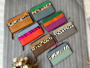 Pochette pour femmes en cuir de fourrure imprimé Animal recyclé fait à la main Chic trapu arc-en-ciel couleur multi-usage sac à main ATM porte-cartes portefeuilles à la mode - Product Image 2