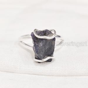 Bijoux en pierre brute Bague pour femme Saphir bleu brut naturel Pierre précieuse Septembre Pierre de naissance Bande de fil Bague en argent sterling 925 - Product Image 1