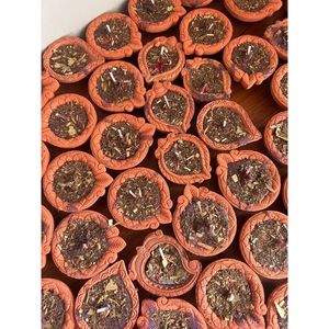 Vela Diya de Cera de Abeja Herbal Hecha a Mano con Energía Positiva - Product Image 1