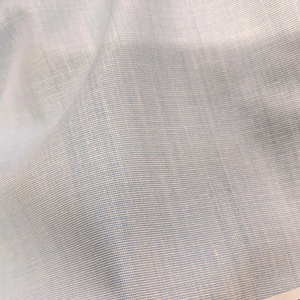 Un tissu de couleur unie mélangeant polyester et coton, offrant un look classique pour les vêtements formels et décontractés - Product Image 1