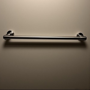 Porte-serviettes en métal fabriqué à la main avec surface mate rustique Détails artisanaux conçus pour des intérieurs décoratifs et fonctionnels - Product Image 2