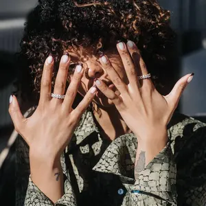 Bague élégante en moissanite taille ovale avec un motif adorable pour un cadeau d'anniversaire - Product Image 3