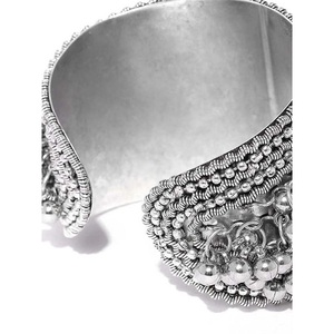 Ensemble de bijoux de luxe plaqué or avec bracelet et boucles d'oreilles géométriques en diamants, perles et strass pour fêtes et mariages - Product Image 2