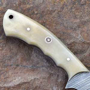 Couteau de chasse fait main damas de haute qualité avec gaine en cuir Conception de couteau de camping à lame fixe prise en charge OEM - Product Image 3