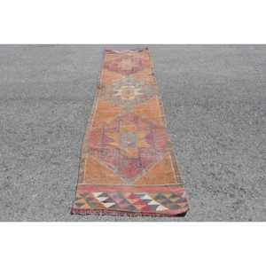 Alfombra Herki de 2.6x10.8 pies, Alfombra Turca Vintage, Alfombra con diseño de plantas y árboles en tonos rojo y marrón - Product Image 1