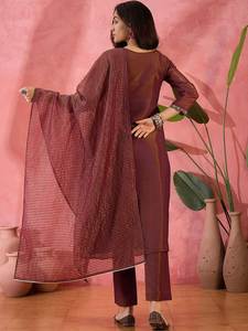 Salwar Kameez traditionnel en soie PV pure aux couleurs vives et très attrayantes, avec broderies, parfait pour les mariages et les tenues de soirée. - Product Image 2