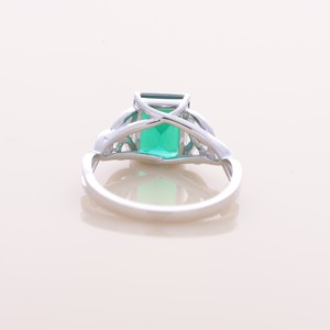 Anillo de oro blanco y amarillo de 14 quilates con esmeralda verde de 2 quilates tallada en esmeralda, diseño de nudo celta y tallo dividido - Product Image 4