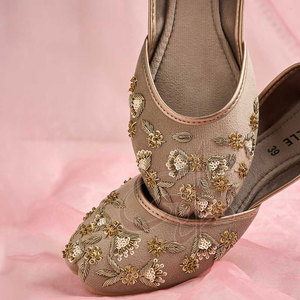 Comodidad y Elegancia en Khussa de Moda Personalizable con Parte Superior de Terciopelo Suave Hecha a Mano y Suela Antideslizante - Product Image 3