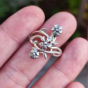 Anillo de Promesa Floral Hecho a Mano en Plata de Ley 925, Joyería Romántica con Flores, Regalo para Ella en su Cumpleaños o Aniversario - Product Image 3