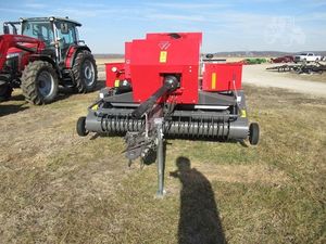 Mini Tractor MASSEY FERGUSON 1840 SQuare baler - Product Image 2