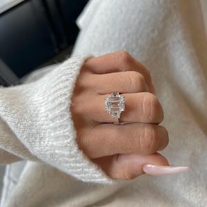 Bague de fiançailles en diamant de laboratoire de 6,00 carats, taille émeraude, certifiée IGI, F VVS1 VVS2, trois pierres, taille trapézoïdale latérale, or blanc 18 carats - Product Image 4