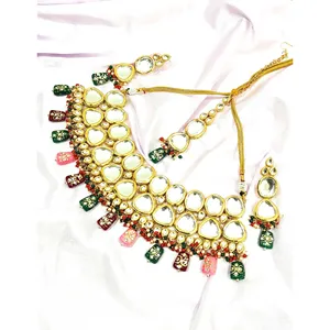 Ensemble de bijoux en acier inoxydable plaqué or 18 carats, serti de pierres Kundan multicolores et perlé, pour mariages et bijoux de mariée - Product Image 1