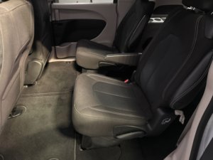 Chrysler Voyager LX 2023 d'occasion, propre - Product Image 3