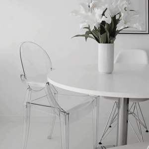 Juego de 4 sillas fantasma con reposabrazos lateral transparente moderno de círculo transparente apilables para uso en comedor o restaurante - Product Image 2