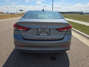 2017 Hyun-dai Elantra SE SUV FWD boîte de vitesses automatique sièges en cuir caméra arrière toit en alliage d'aluminium R17 gaz Options électriques 4L - Product Image 4