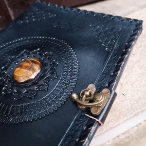 Diario de cuero A5 grande hecho a mano, cerradura en relieve, logotipo personalizado, organizador de encuadernación en espiral, cubierta suave, caja de regalo de costura de sillín A3 - Product Image 2