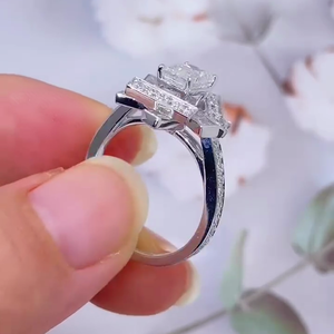 Bague de fiançailles en émeraude certifiée IGI 3.00 carats avec pierres latérales taille baguette, style unique, halo, pavé, alliance élégante - Product Image 5