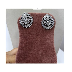 Pendientes pequeños de diamante con rubor dorado, pendientes de lujo, conjunto de pendientes brillantes para mujer, joyería para fiesta - Product Image 1