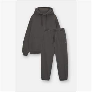 ชุดวิ่งโพลีเอสเตอร์สำหรับผู้ชายชุดวอร์มสองชิ้นมีฮู้ดและกางเกงผ้าฟลีซแบบกำหนดเองสำหรับฤดูใบไม้ร่วงฤดูหนาว - Product Image 4