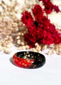 Bague en résine faite à la main avec des couleurs vibrantes et un design unique, parfaite pour ajouter une touche élégante et artistique à toute tenue. - Product Image 2