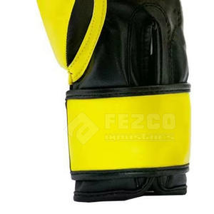 Gants de boxe en cuir pour hommes avec logo au design personnalisé avec évacuation de l'humidité et fermeture à crochet et boucle pour l'entraînement - Product Image 4