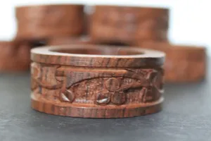 Rond de serviette en bois sculpté classique vintage rustique Cottage Core vaisselle en forme de feuille trèfles porte-serviettes pour les fêtes de mariage - Product Image 3