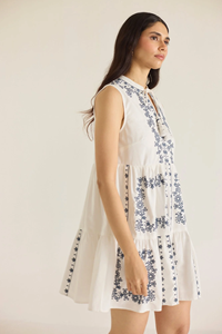 Robe sans manches à volants douce et écologique pour femmes, longueur genou, bleu, tunique en coton brodée, col en V, détail à glands, style bohème, été - Product Image 6
