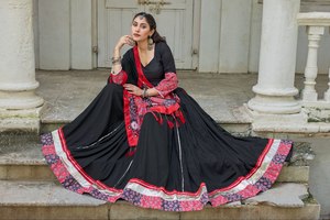 Célébrez le Navratri avec ce magnifique ensemble de lehenga choli réversible en pur coton blanc pour les fêtes - Product Image 5