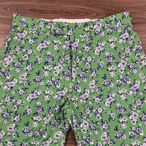 Polo de golf à coupe décontractée avec tissu doux offrant un confort tout au long de la journée et une liberté de mouvement facile - Product Image 4