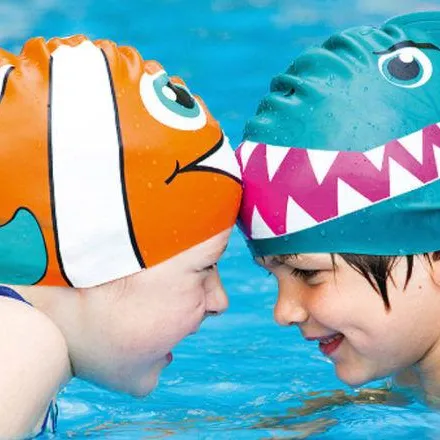 방수 어린이 어린이 크기 로고 물고기 모양의 수영 모자 실리콘 어린이