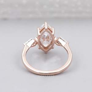 Anillo de Compromiso con Diamante Marquise en Oro Rosa, con 6 Puntas y Piedras Laterales - Certificado IGI - Product Image 4