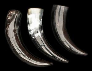 Cuernos para Beber Vikingos con Soporte, Hechos de Cuernos de Búfalo de la India - Product Image 3