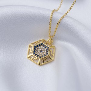 Collar con Colgante de Plata de Ley Hecho a Mano con Motivo Griego de Ojo Turco, Corte Hexagonal Geométrico y Baño de Rodio - Product Image 6