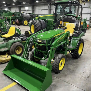 Tracteur agricole compact John Deere 2038R avec chargeur frontal, transmission par engrenages 4x4, vert et jaune - Product Image 1