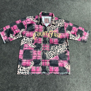 Camisa de franela abotonada para hombre con logotipo bordado desgastado de diamantes de imitación cosidos a mano e impresión por sublimación - Product Image 1