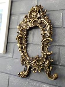 Cadre photo en métal rustique avec aspect bronze antique et motif floral traditionnel idéal pour la photographie de mariage ou d'événement - Product Image 5